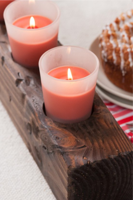 Kerzenhalter aus Holz, mit Flecken bedeckt