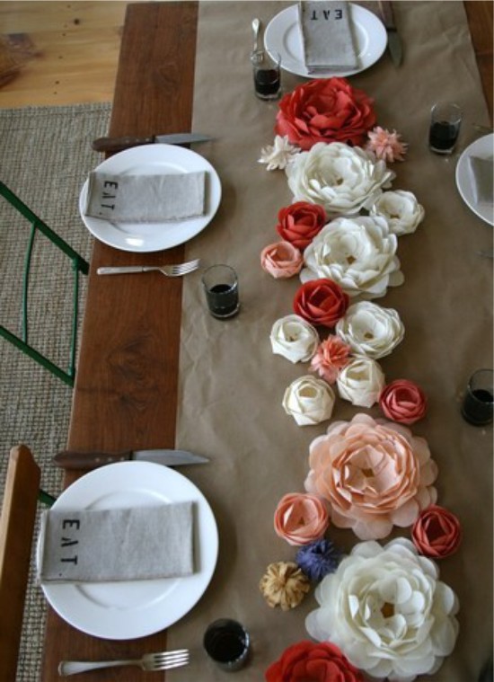 Flori de hârtie ondulată pe masa de sărbători