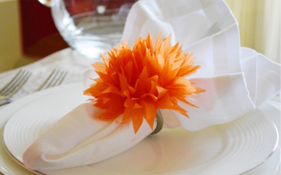Pierścień na serwetki z kwiatem z bibuły
