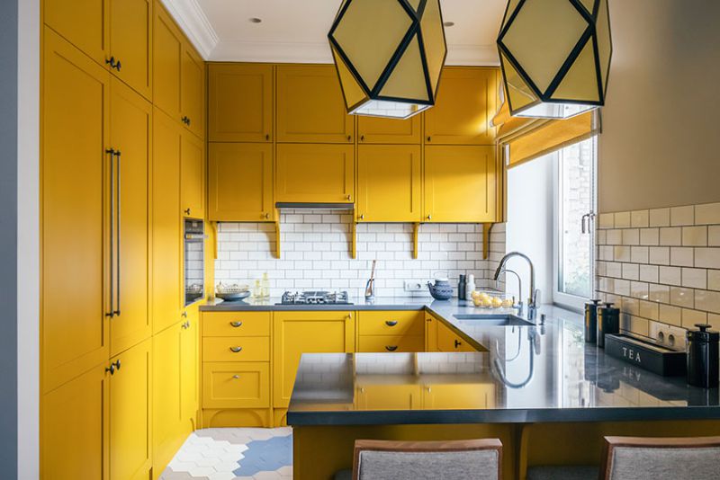 ห้องครัวห้องนั่งเล่นในโทนสีเหลืองและสีน้ำเงิน