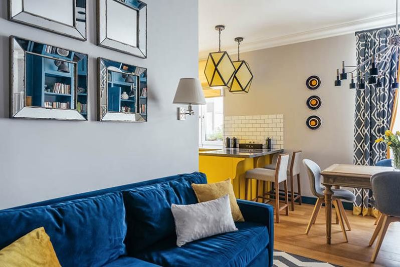 Phòng khách nhà bếp với tông màu vàng và xanh