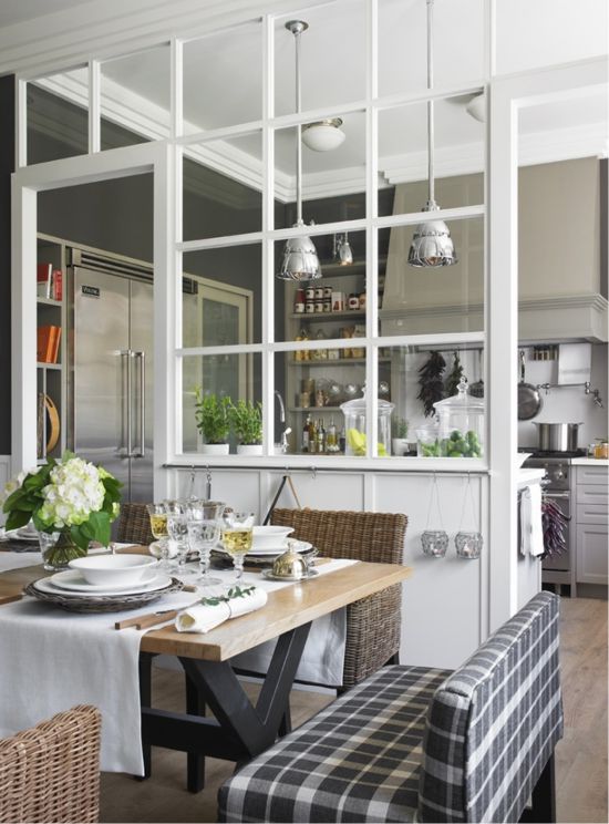 Stikla starpsienas virtuves-ēdamistabas interjerā