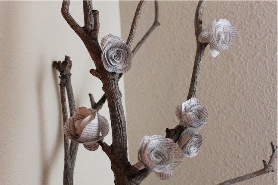 Ornament z gałęzi i róż papierowych
