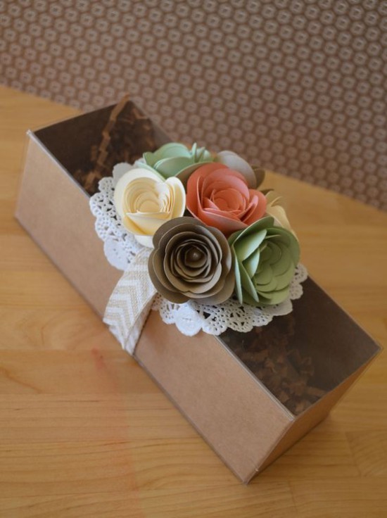 Geschenkverpackung mit Papierblumen