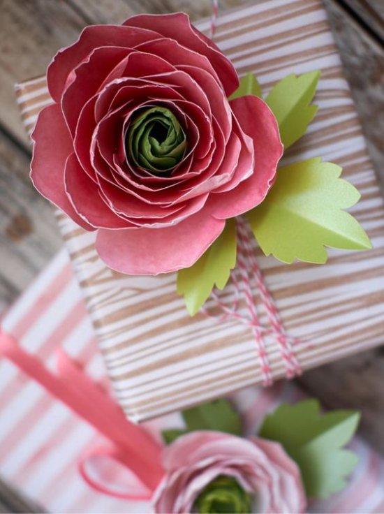 Geschenkverpakking met papieren bloemen