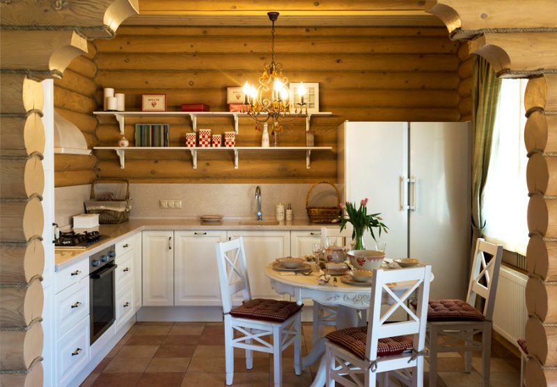 Αψίδα στην κουζίνα σε ένα ιδιωτικό σπίτι από ξύλινες καμπίνες
