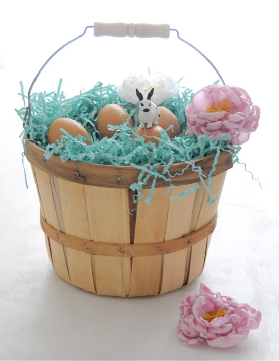 Peonies made of cloth in the decoration of Easter eggs