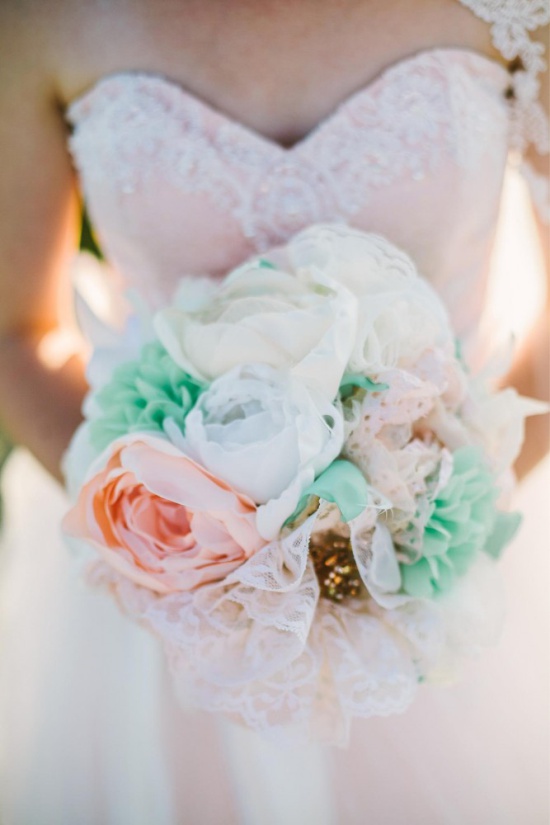 Bó hoa cưới của hoa mẫu đơn từ ruy băng satin