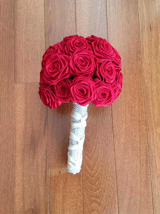 Bröllopsbukett med rosor från satinband