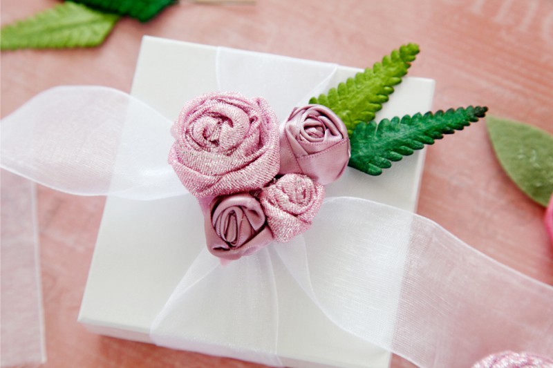 Envoltura de regalos con rosas y cintas.