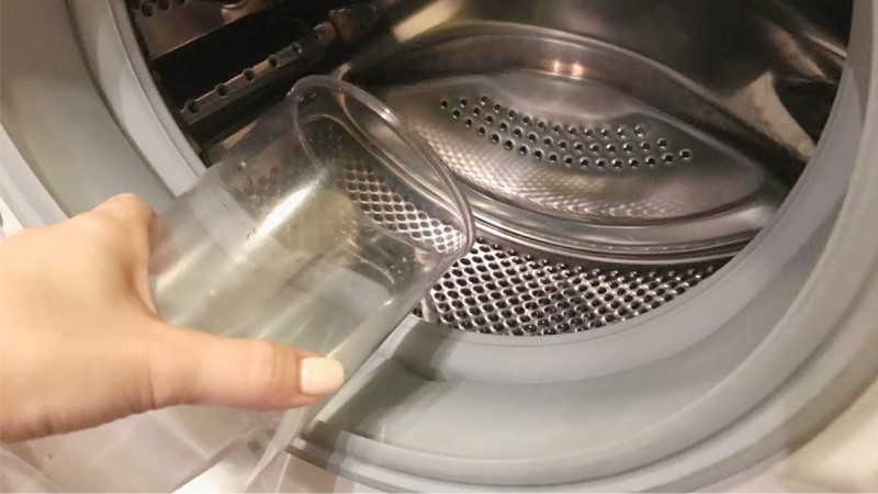 Cleaning the washing machine with soda and vinegar