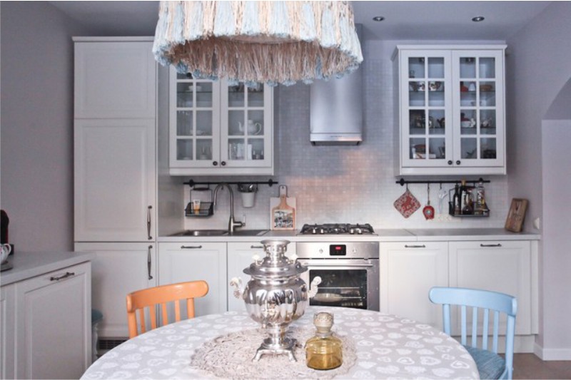 Interior da cozinha no estilo da casa de campo russo