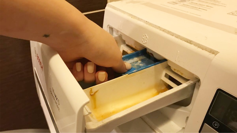How to pull out a tray for washing powder
