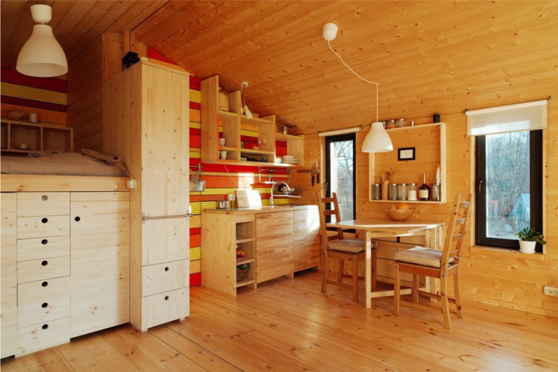 Bucătărie combinată cu un hol într-o casă de țară modernă
