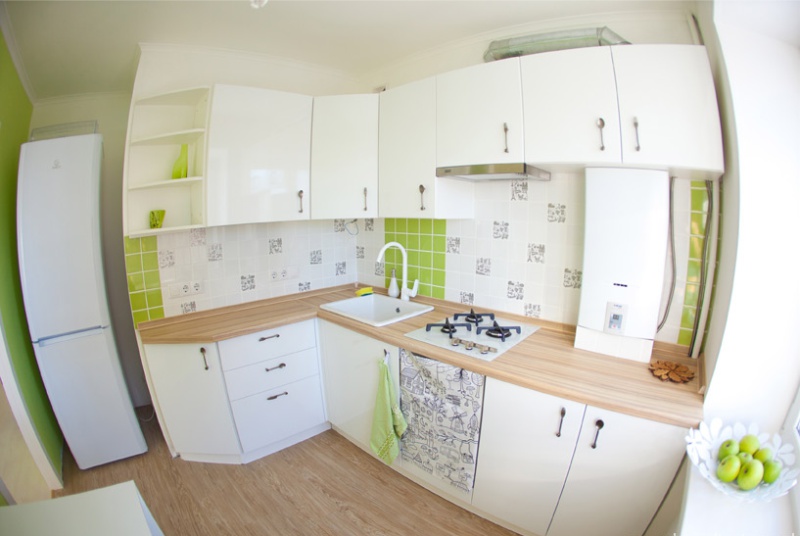 Witte keuken met een oppervlakte van 6 vierkante meter. m