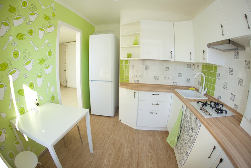 Hvitt kjøkken med et areal på 6 kvadratmeter. m
