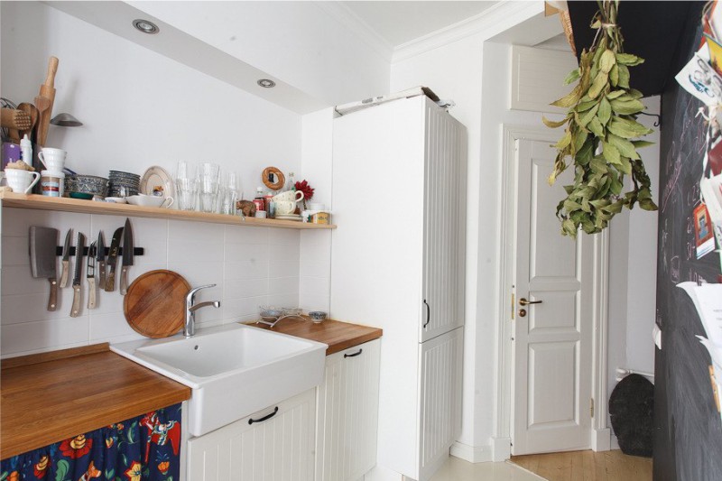 Geyser στο εσωτερικό της κουζίνας με λευκούς τοίχους