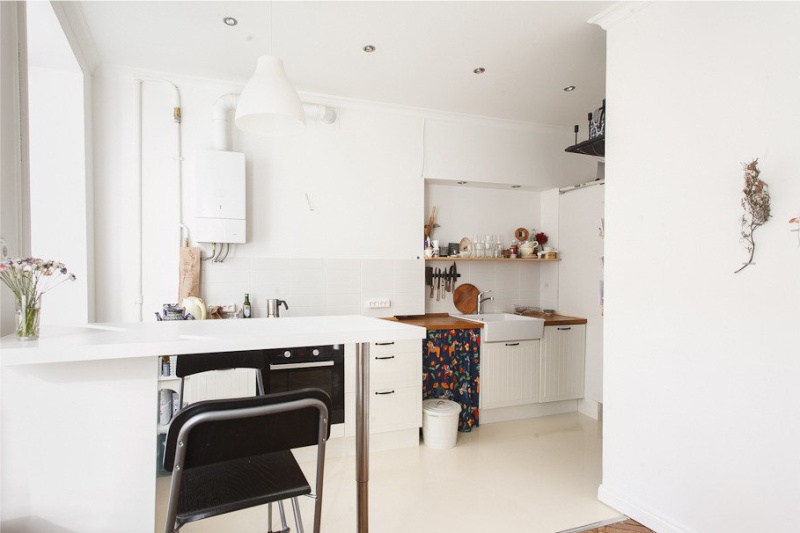 Geyser di bahagian dalam dapur dengan dinding putih