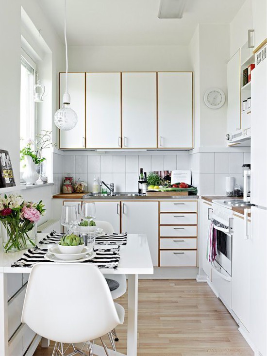 Бял кухненски интериор