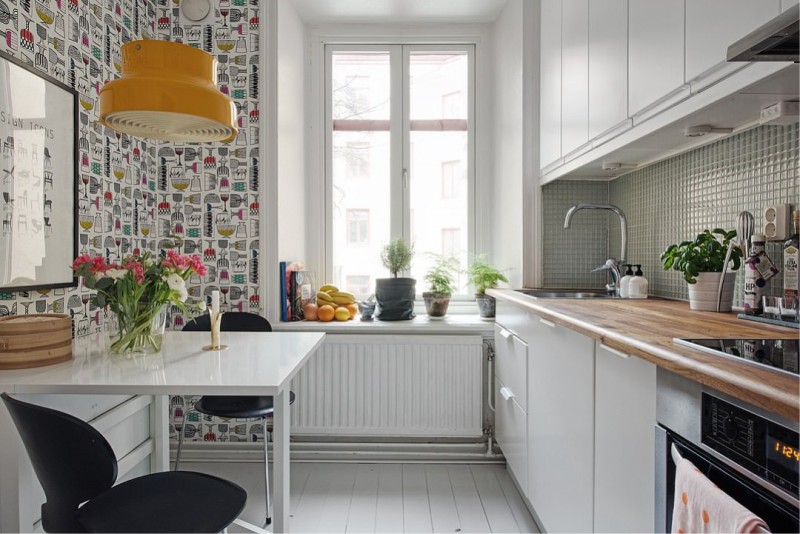 Küche mit Tapete an der gleichen Wand