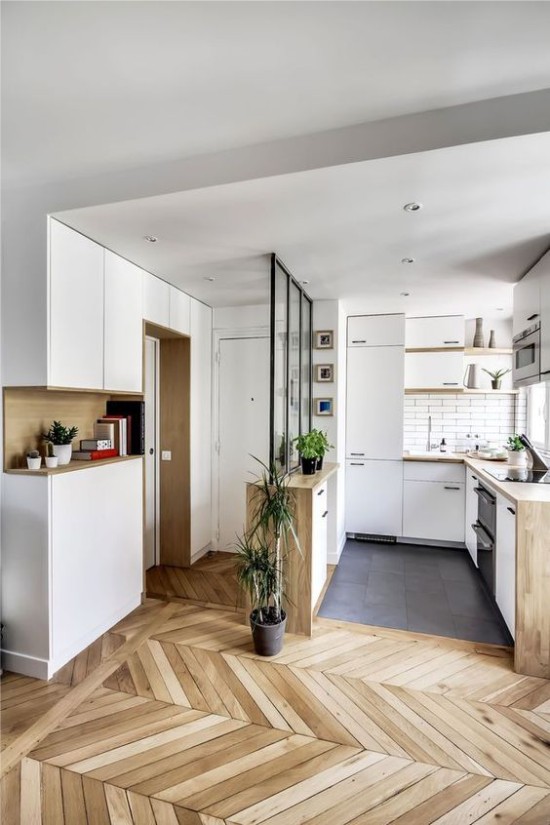 Un ejemplo de zonificación cocina-pasillo en un apartamento estudio.