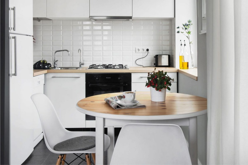 Γκρίζα κουζίνα 5,8 τετραγωνικών μέτρων. m σε σκανδιναβικό στιλ