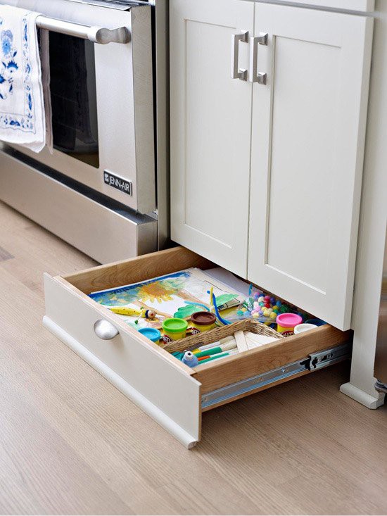 Roll-out drawers in kitchen bases