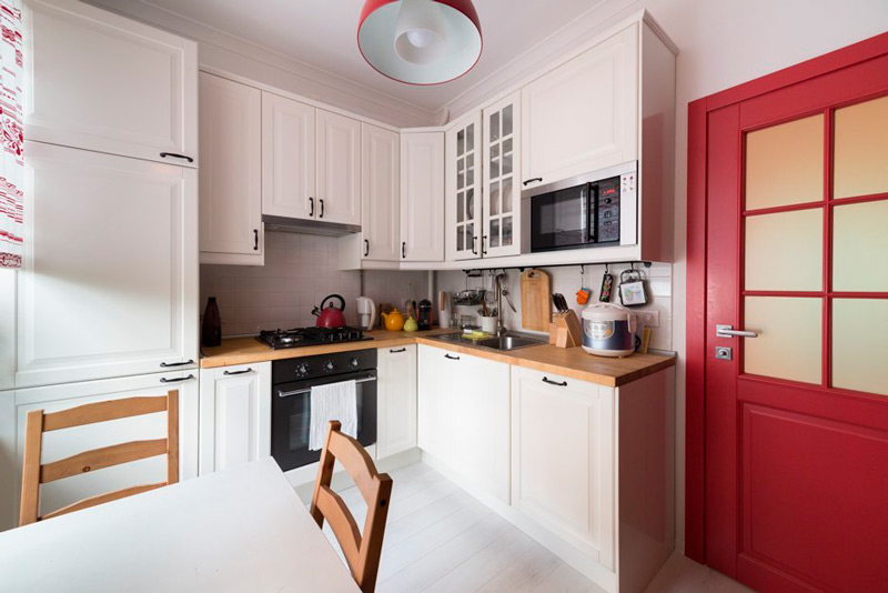 Design della cucina con una porta rossa in stalinka