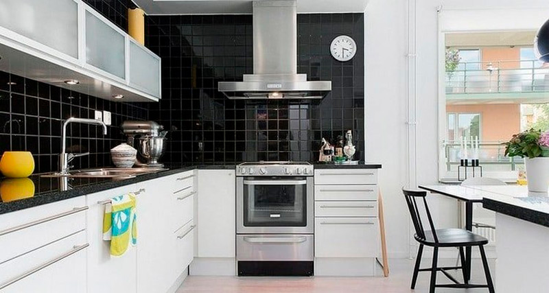 Прегача црна у белој кухињи