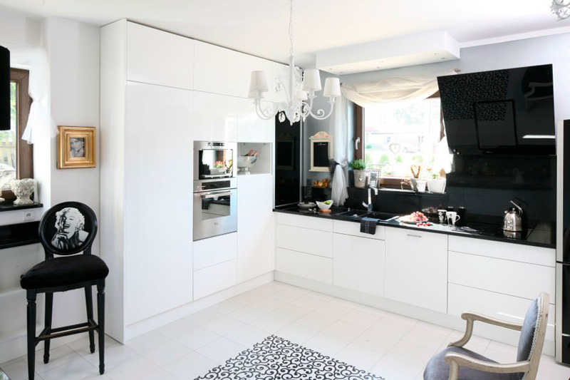 Унутрашња црна и бела кухиња у паришком стилу