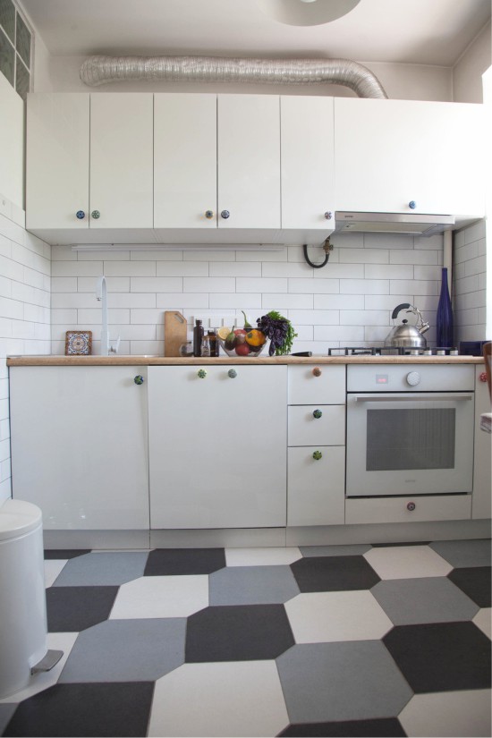 Køkken med en niche til køleskab