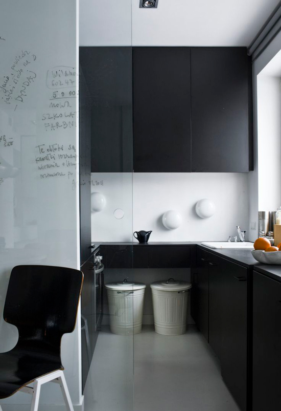 Мала црна и бела кухиња у стилу минимализма