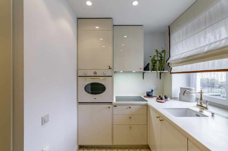 Kitchen set with integrated washing machine