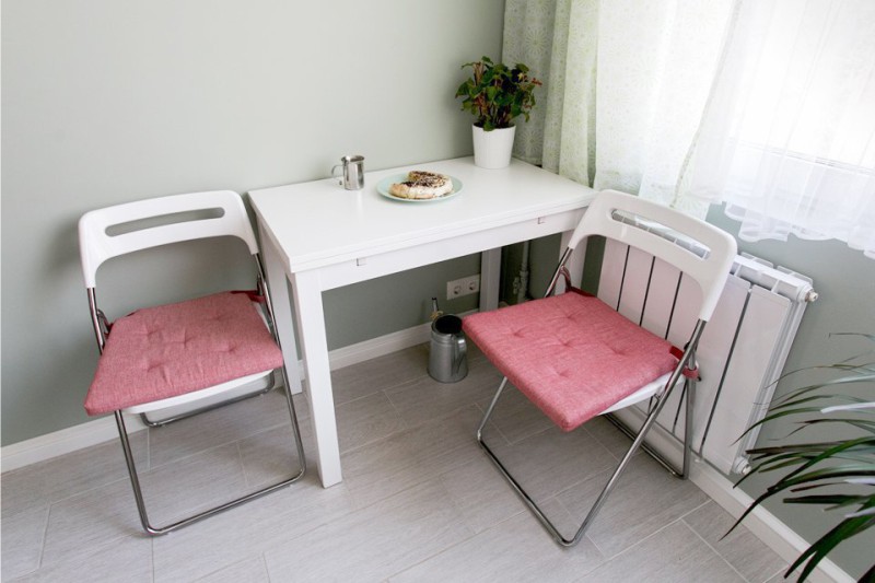 Mini table at folding chairs
