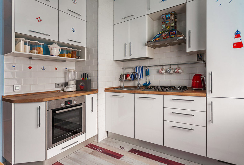 Corner kitchen na may bevelled cabinet