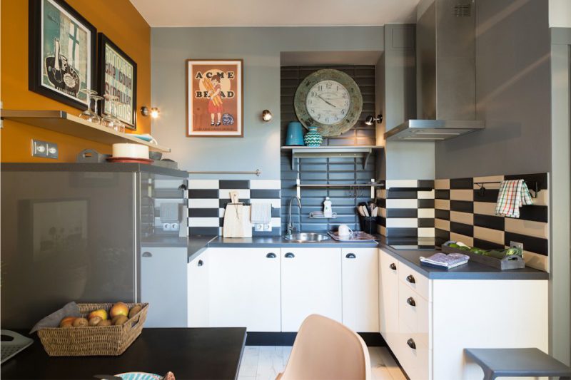 Black and white apron in the kitchen without top cabinets