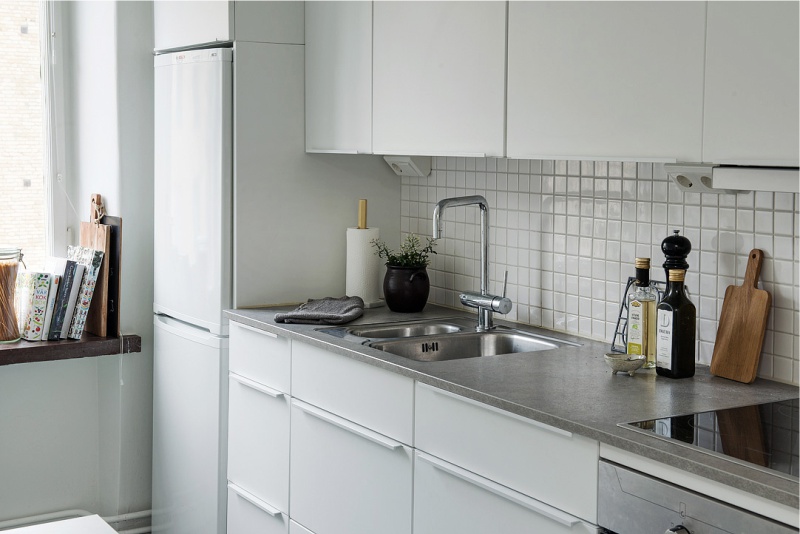 Mažo formato plytelės modernios virtuvės prijuostės apdailoje