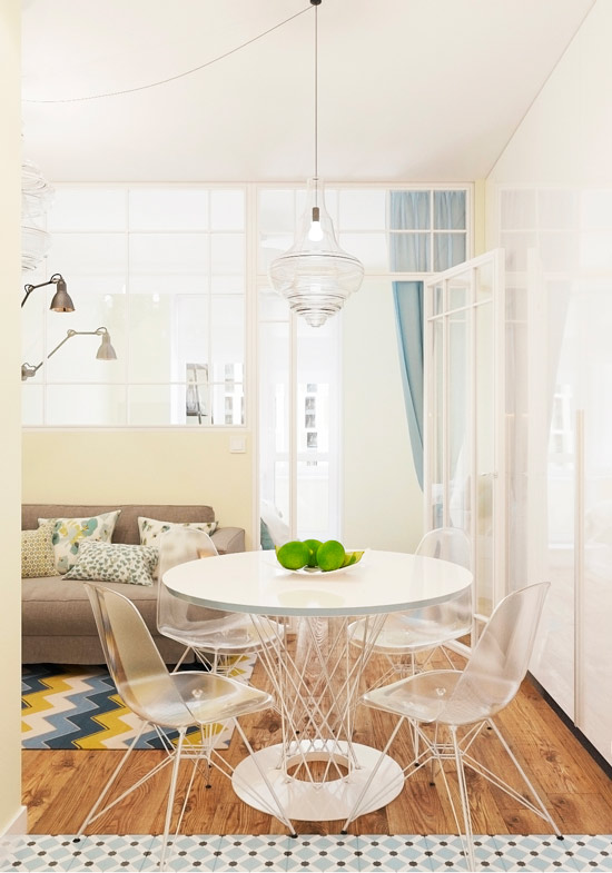 Kuchyňa - obývacia izba so sklenenou priečkou
