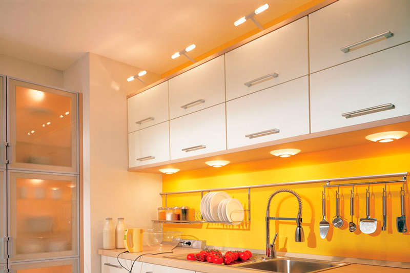 Жута кецеља у кухињи без прозора