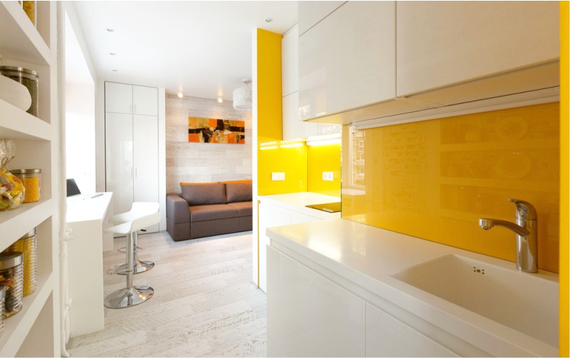 Жута кецеља у пролазној кухињи
