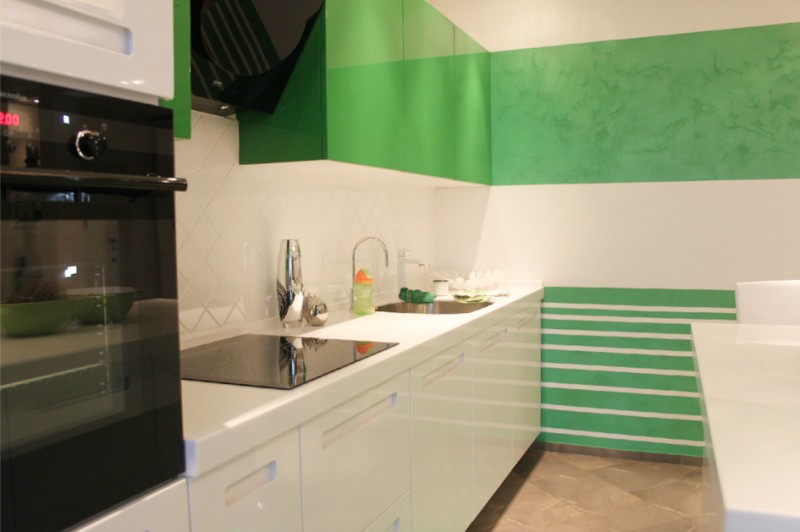 Striped walls in the interior of the kitchen