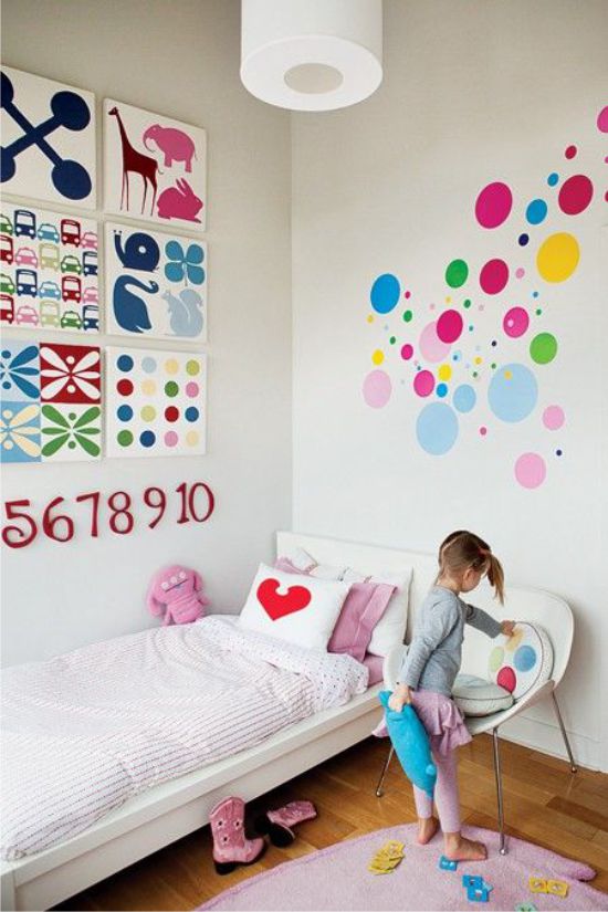 Pintando las paredes en la habitación de los niños.