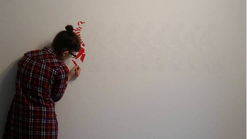 Pictura în perete cu un proiector