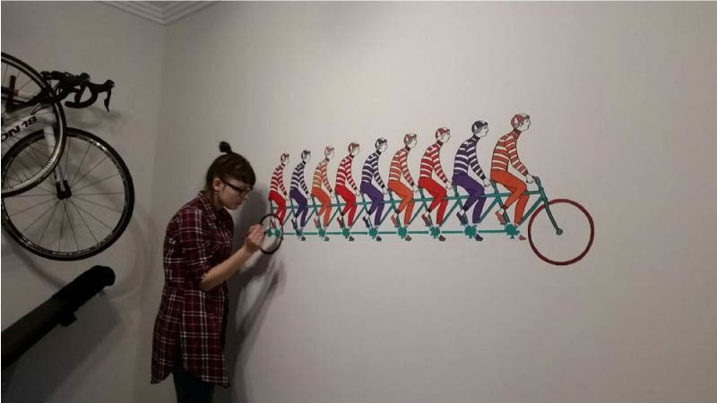 Pictura în perete cu un proiector