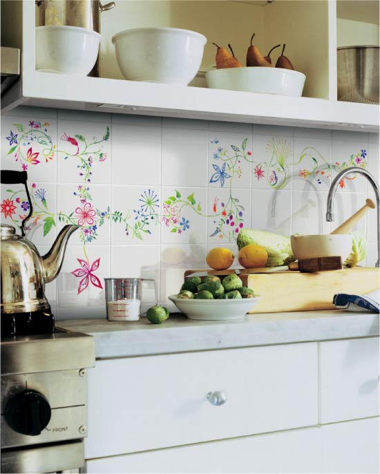 Keramische tegels schilderen op het keukenschort