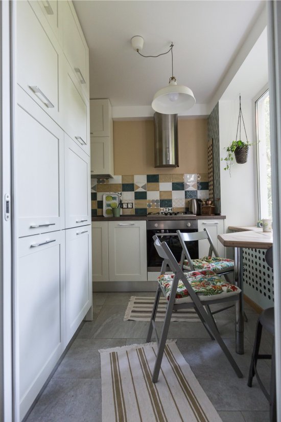 Inbyggt kylskåp i ett litet kök