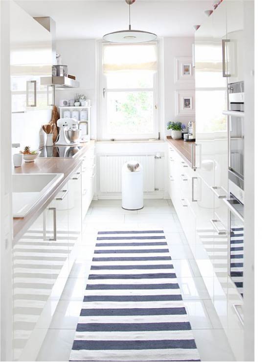 Cozinha brilhante branca com um layout de duas linhas