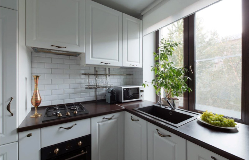 Lineare Küche mit angebrachter Fensterbank