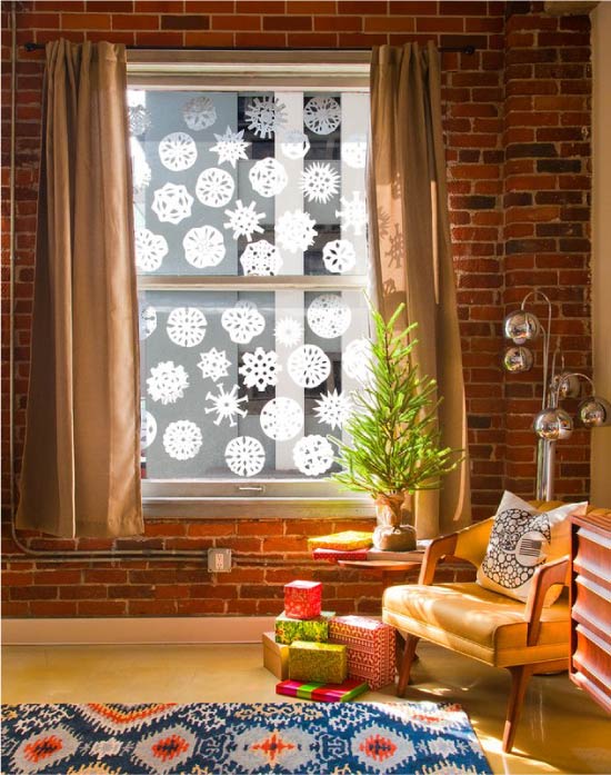 Snowflakes-vytynanki บนหน้าต่าง