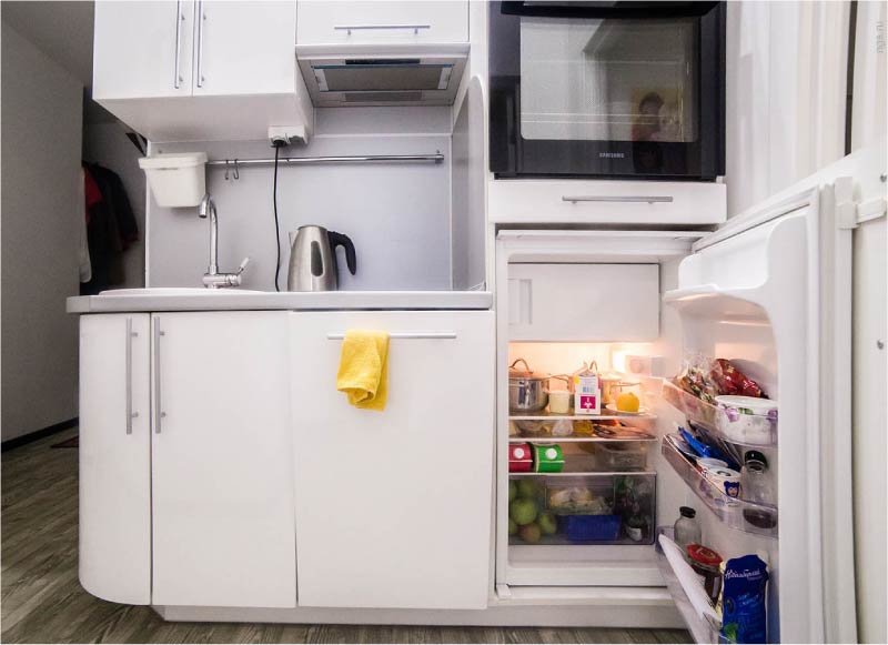 Iebūvēts mini ledusskapis tiešās virtuves interjerā